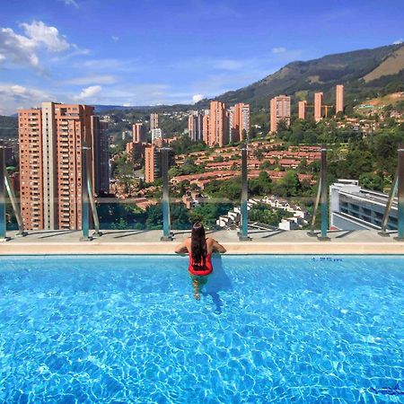 Novotel Medellin El Tesoro Dış mekan fotoğraf View of El Burgo from the swimming pool