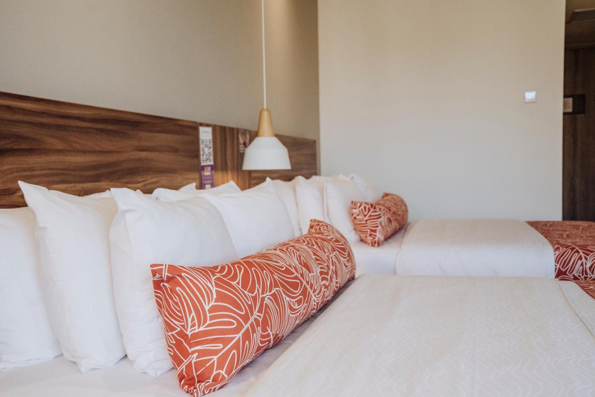 Novotel Medellin El Tesoro Dış mekan fotoğraf A bed with cushions