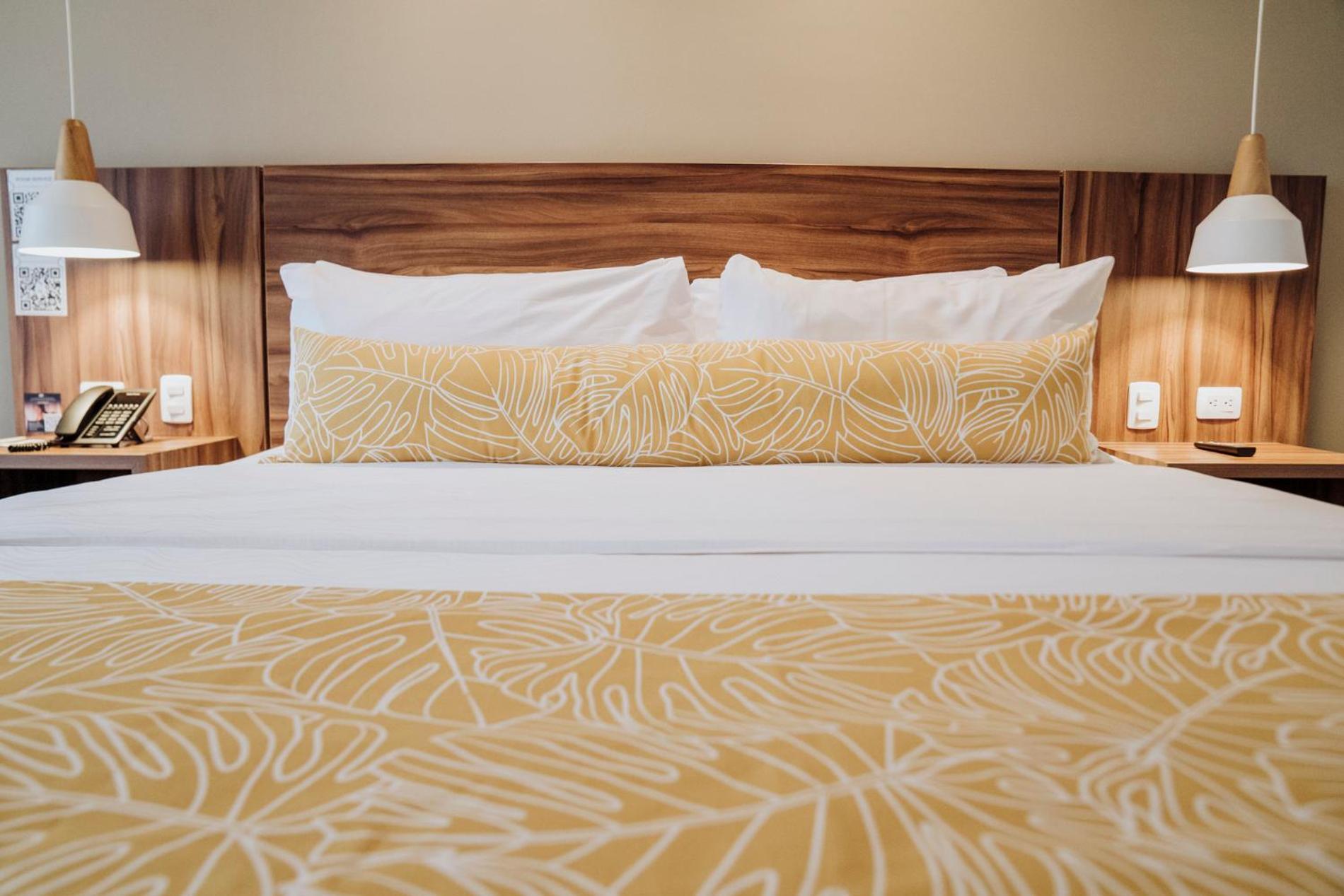 Novotel Medellin El Tesoro Dış mekan fotoğraf A bed with a headboard