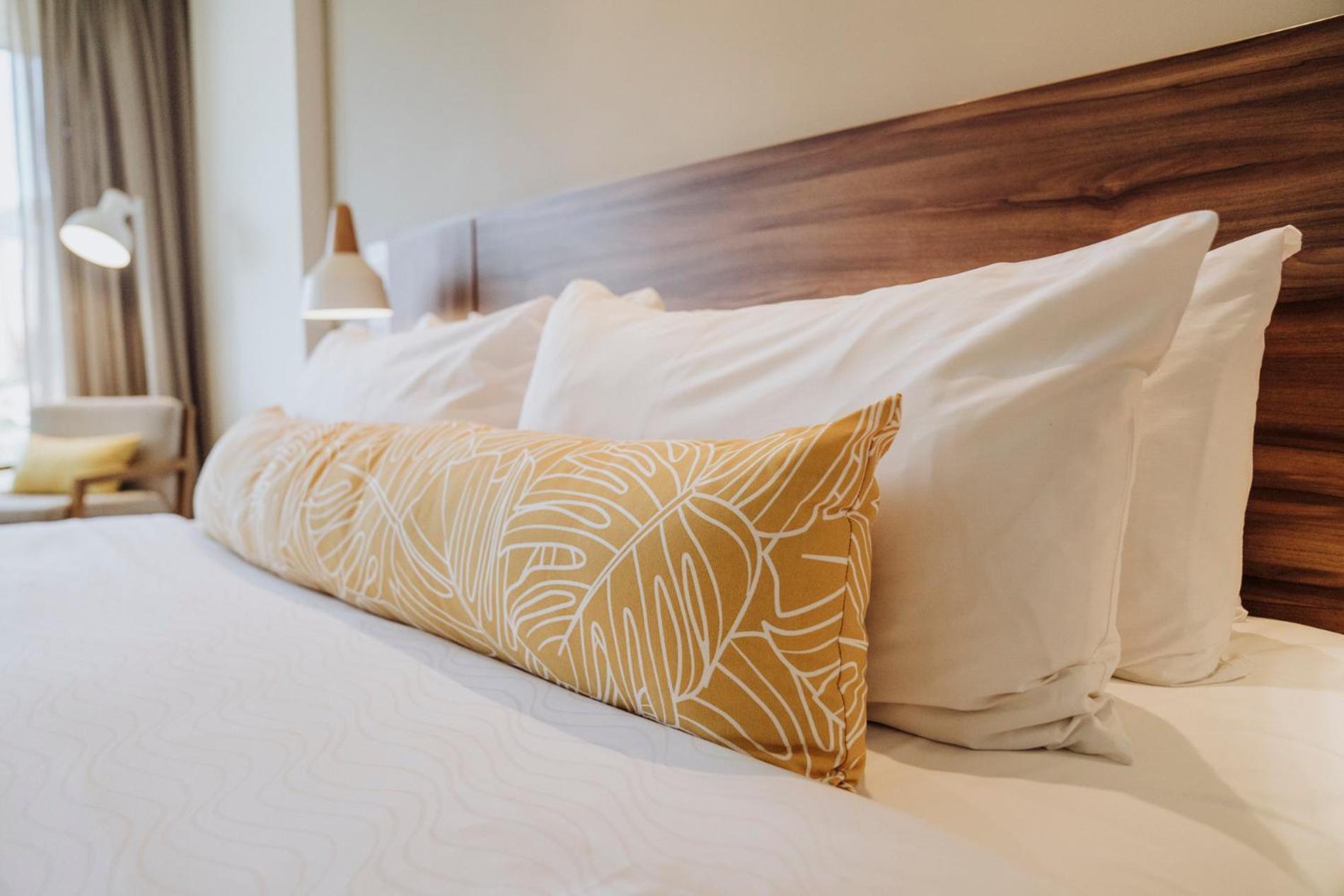 Novotel Medellin El Tesoro Dış mekan fotoğraf A body pillow on a bed
