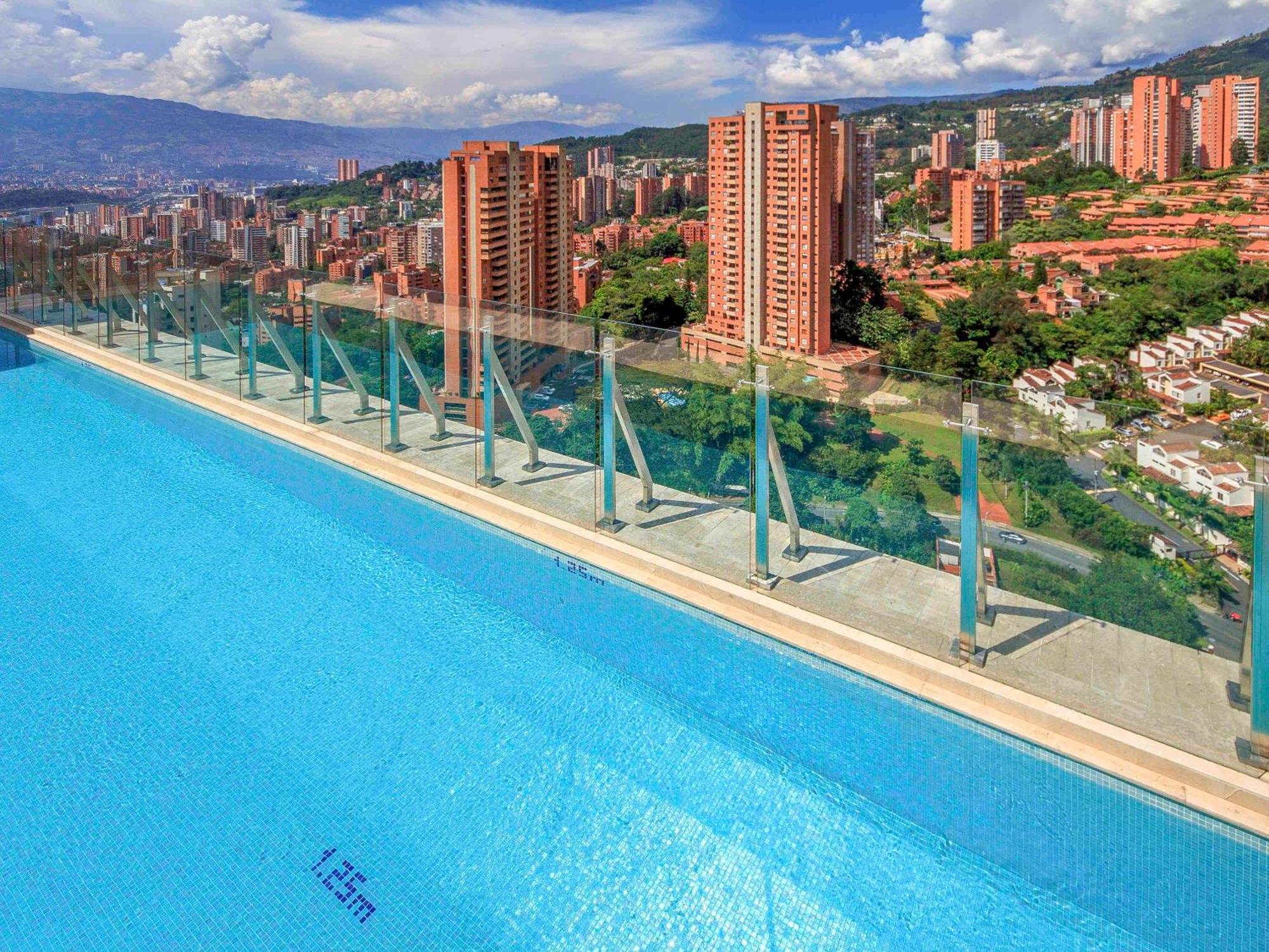 Novotel Medellin El Tesoro Dış mekan fotoğraf Infinity pool in Medellín, Colombia